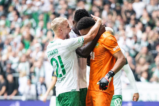 Hammarbys Simon Strand, Nathaniel Adjei och målvakt Oliver