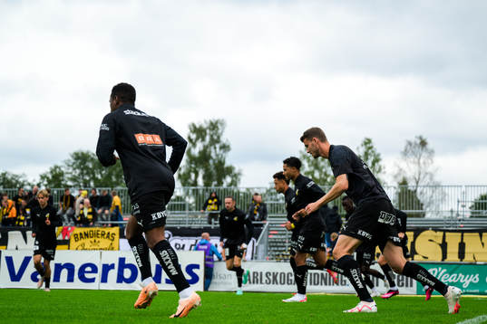 Häckens Johan Hammar värmer upp