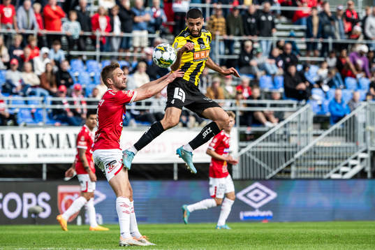 Degerfors Johan Mårtensson och Häckens Aiham Ousou
