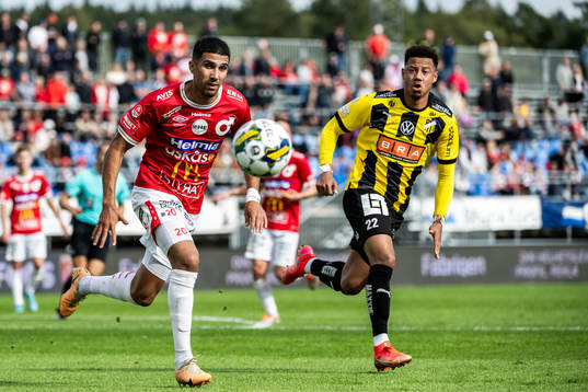 Degerfors Elyas Bouzaiene och Häckens Tobias Sana