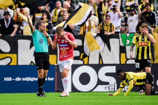 Domare Kristoffer Karlsson och Degerfors Rasmus Örqvist