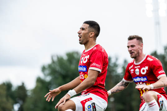 Degerfors Elyas Bouzaiene jublar med Rasmus Örqvist