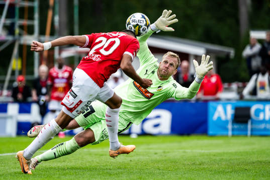 Degerfors Elyas Bouzaiene gör 1-0 bakom Häckens målvakt