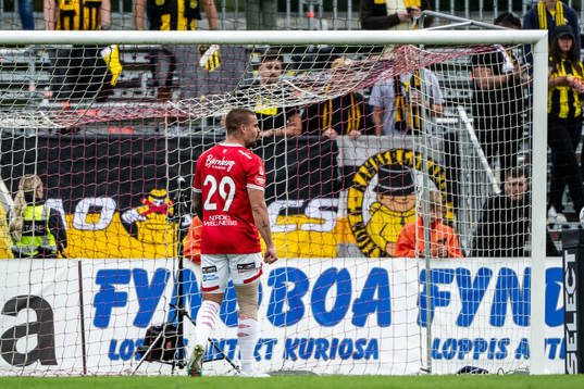 Degerfors Douglas Bergqvist lämnar planen