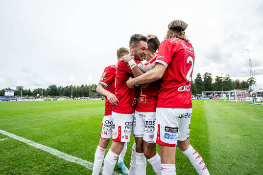 Degerforss Elyas Bouzaiene jublar med lagkamrater