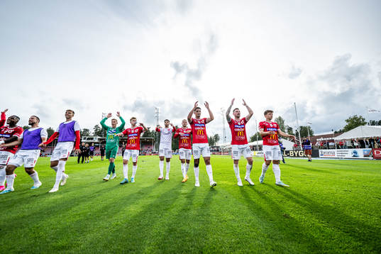 Degerfors spelare jublar