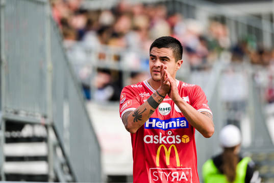 Degerfors Diego De Jesus Campos Ballestero tackar publiken
