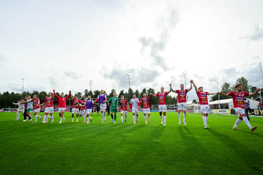 Degerfors spelare jublar och tackar publiken