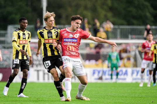 Häckens Pontus Dahbo och Degerfors Justin Salmon
