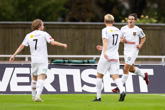 Brommapojkarnas Kevin Ackermann jublar