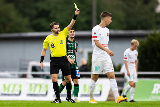 Domare Joakim Östling delar ut ett gult kort