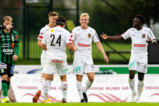 Brommapojkarnas Alexander Jensen jublar