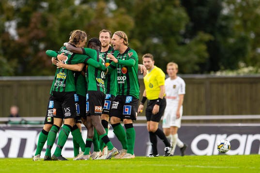 Varbergs Joakim Lindner jublar med laget