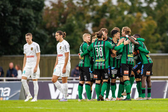 Varbergs Joakim Lindner jublar med laget