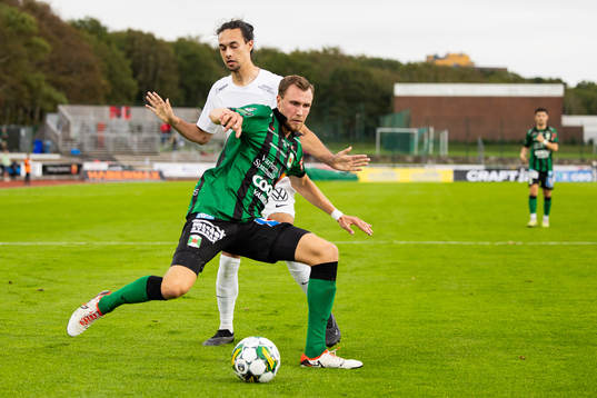Varbergs Niklas Dahlström och Brommapojkarnas Monir Jelassi