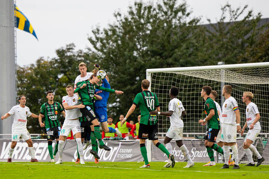 Varbergs Joakim Lindner och Brommapojkarnas målvakt Lucas