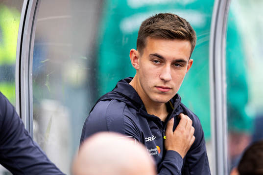 Varbergs Anton Kurochkin på bänken före fotbollsmatchen