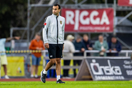 Brommapojkarnas tränare Andreas Engelmark deppar