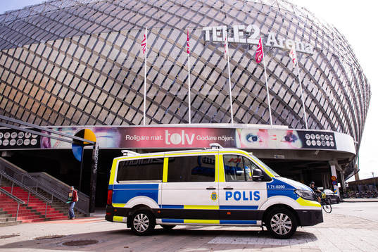 En polisbil utanför Tele2 Arena