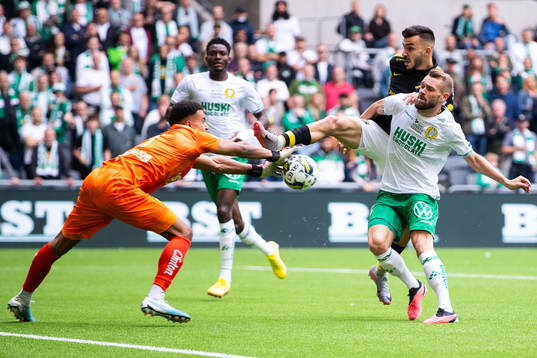 AIKs Ioannis Pittas mot Hammarbys Mads Fenger och målvakt