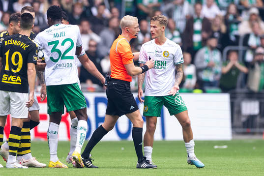 Hammarbys Fredrik Hammar och Domare Adam Ladebäck
