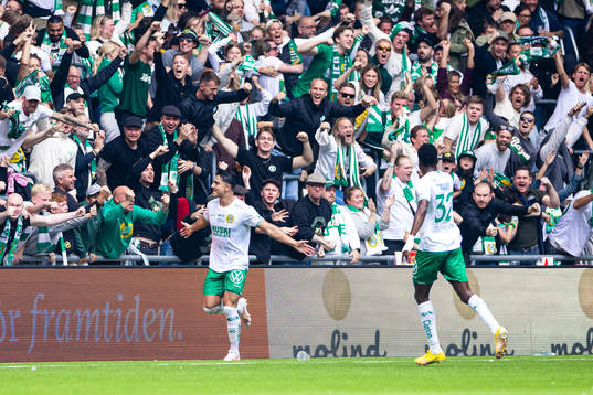 Hammarbys Jusef Erabi jublar med supportrar
