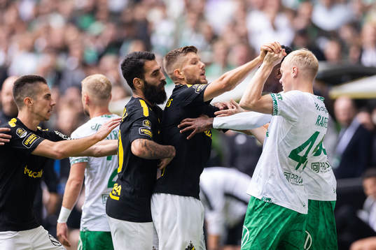 s Jimmy Durmaz och Anton Saletros i ett gruff med Hammarbys