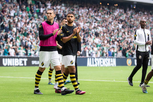 AIKs Benjamin Tiedemann Hansen och Omar Faraj deppar
