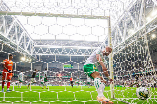 Hammarbys Simon Strand plockar upp bollen i målnätet