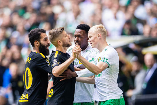 s Jimmy Durmaz och Anton Saletros i ett gruff med Hammarbys