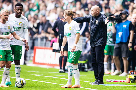 s tränare Henning Berg reagerar