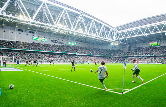 Hammarbys August Mikkelsen med en hörna på Tele2 Arena