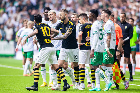 s Jimmy Durmaz och Alexander Milosevic i diskussion med
