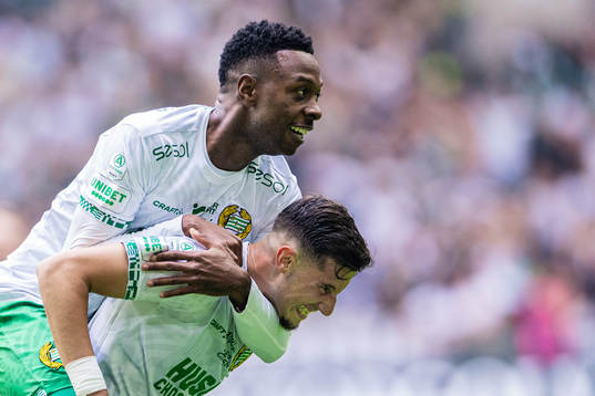 Hammarbys Viktor Djukanovic (h) jublar med Shaquille Pinas