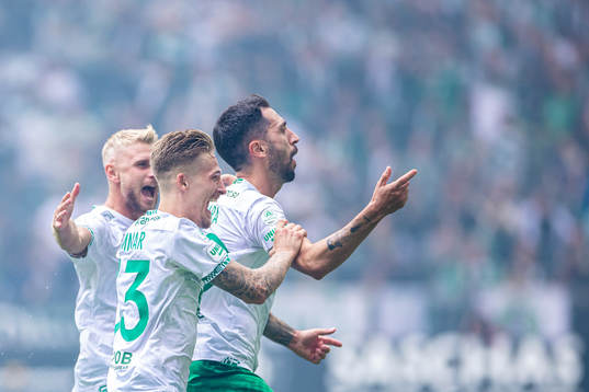 Hammarbys Nahir Besara jublar med Fredrik Hammar och Simon