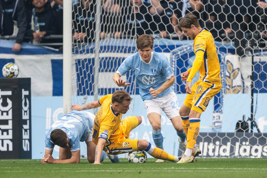 IFK Göteborgs Sebastian Hausner mot Lasse Berg Johnsen och