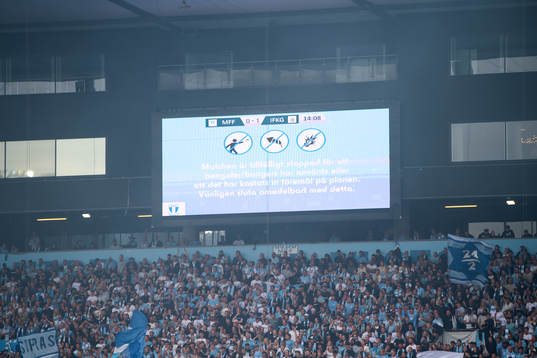 Skylt med info om att matchen är stoppad på grund av