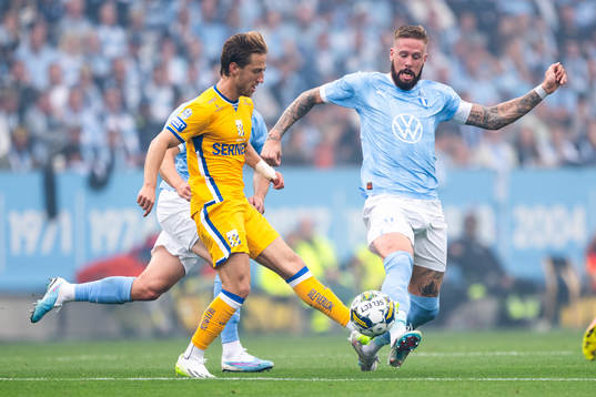 Malmö FFs Pontus Jansson och IFK Göteborgs Arbnor Mucolli