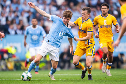 Malmö FFs Oliver Berg och IFK Göteborgs Kolbeinn