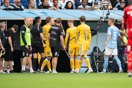Spelarna lämnar planen på grund av inkastade föremål