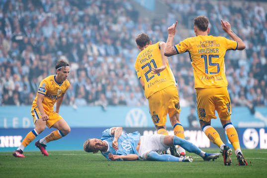 Malmö FFs Søren Rieks faller och får straff