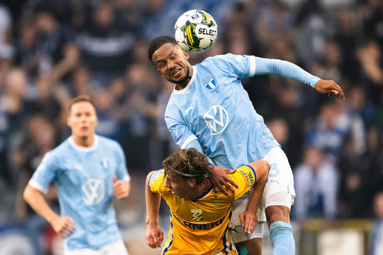 Malmö FFs Martin Olsson och IFK Göteborgs Lucas Kåhed