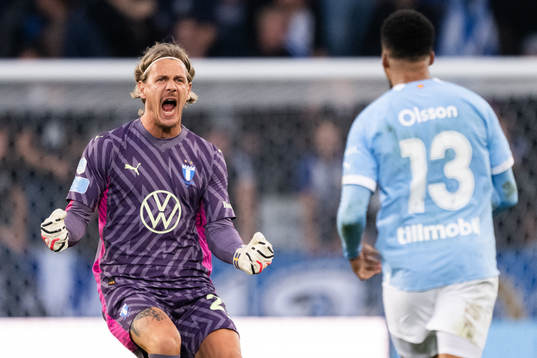Malmö FFs målvakt Johan Dahlin och Martin Olsson jublar