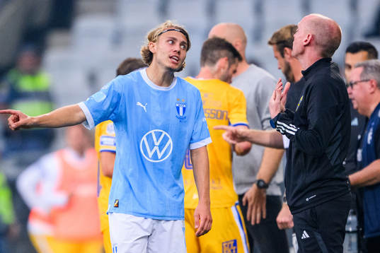 Malmö FFs Sebastian Nanasi i diskussion med fjärdedomare