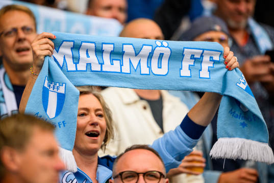En kvinna med malmö FFs halsduk