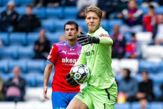 Helsingborgs målvakt Kalle Joelsson reagerar