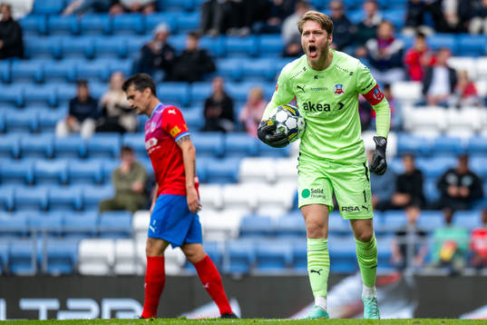 Helsingborgs målvakt Kalle Joelsson reagerar