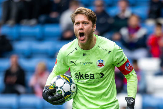 Helsingborgs målvakt Kalle Joelsson reagerar