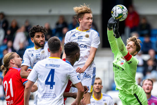 GIF Sundsvalls Marcus Burman och Helsingborgs målvakt