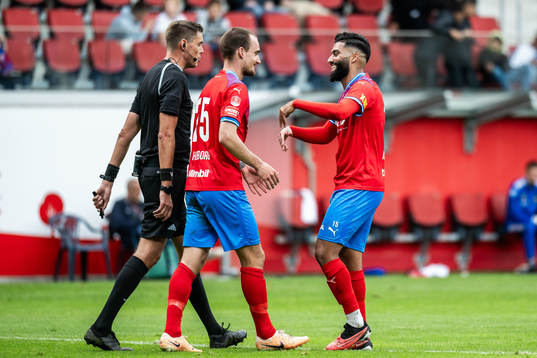 Helsingborgs Adam Hellborg jublar med Amin Al-Hamawi